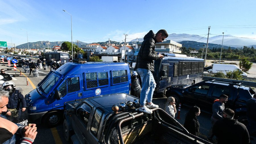 Ένταση στη Γέφυρα Ρίου - Αντιρρίου: Οι αγρότες προσπάθησαν να σηκώσουν τις μπάρες στα διόδια