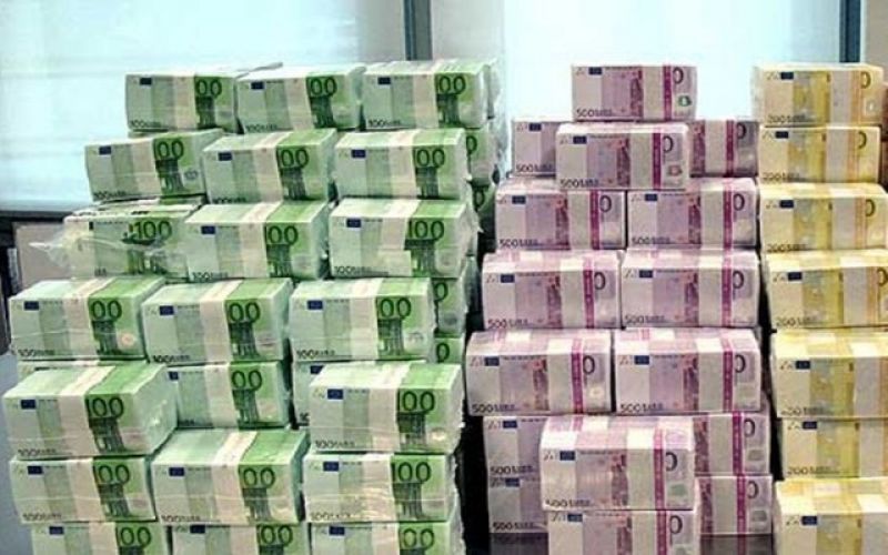 Bloomberg: Οι εκροές καταθέσεων «ναρκοθετούν» την άρση των capital controls