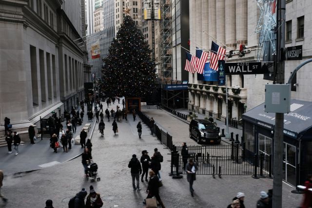 Φινάλε με πτώση,αλλά «έκρηξη» ετήσιων κερδών για τη Wall Street