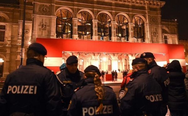 Επίθεση με μαχαίρι στη Βιέννη- Τουλάχιστον τρεις τραυματίες