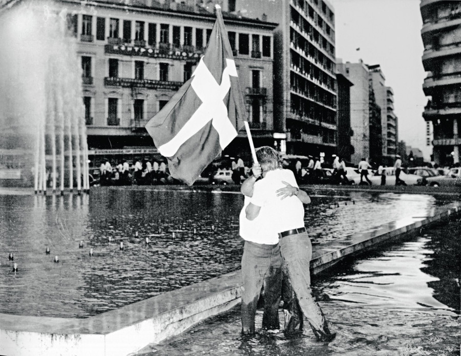 Αποκατάσταση της Δημοκρατίας και περιφρόνηση της Ιστορίας