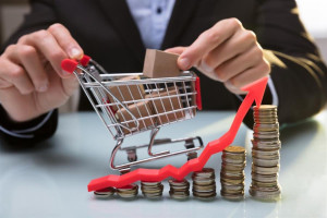 Νέες ανατιμήσεις φέρνει το ράλι στα λειτουργικά κόστη των επιχειρήσεων