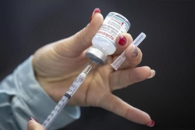 Χρηστάκης: Ας περιμένουν το βελτιωμένο εμβόλιο οι κάτω των 60