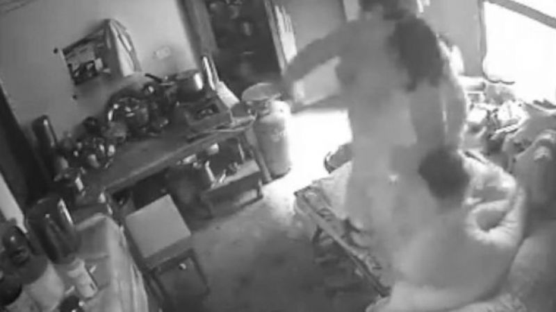 Viral video: Σύλληψη γυναίκας που κακοποιούσε την πεθερά της!