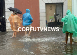 Ισχυρές καταιγίδες έπληξαν την Κέρκυρα - Προβλήματα σε δρόμους, αεροδρόμιο και δίκτυο ηλεκτροδότησης