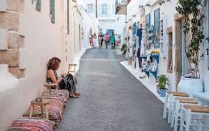 Αγώνας δρόμου επιβίωσης για επιχειρήσεις και ενσήμων για τους εποχικούς