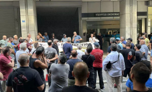 Οι ιδιοκτήτες συνεργείων αυτοκινήτων έξω από το ΥΠΕΘΟ, διαμαρτύρονται για το «Ψηφιακό Πελατολόγιο»