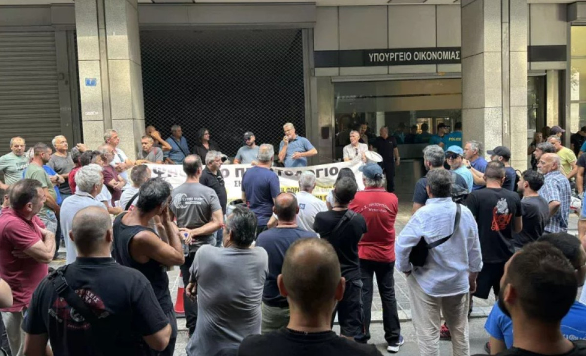 Οι ιδιοκτήτες συνεργείων αυτοκινήτων έξω από το ΥΠΕΘΟ, διαμαρτύρονται για το «Ψηφιακό Πελατολόγιο»