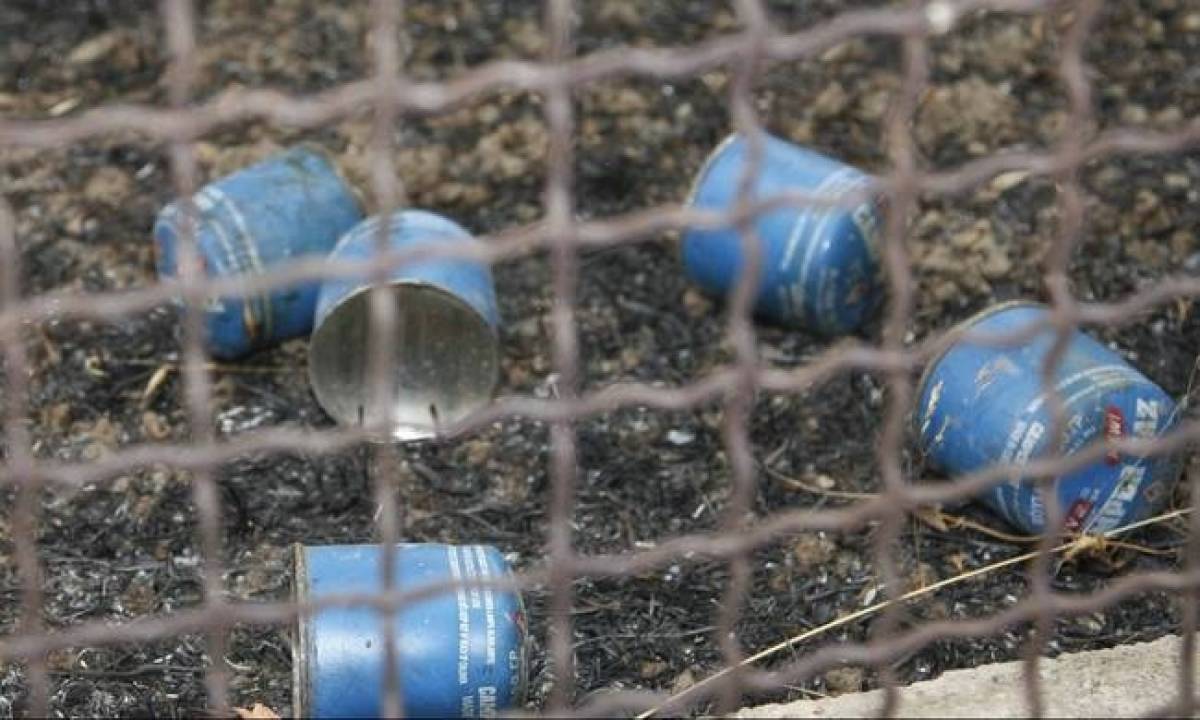 Θεσσαλονίκη: Επίθεση με γκαζάκια έξω από πολυκατοικία