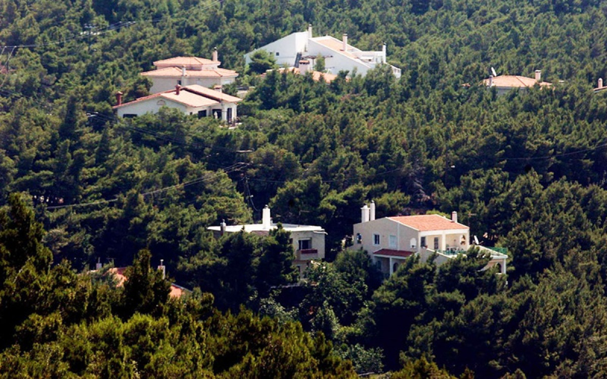 Αυθαίρετα στα δάση: Νομιμοποιούνται με 250 ευρώ! «Παγώνουν» οι κατεδαφίσεις