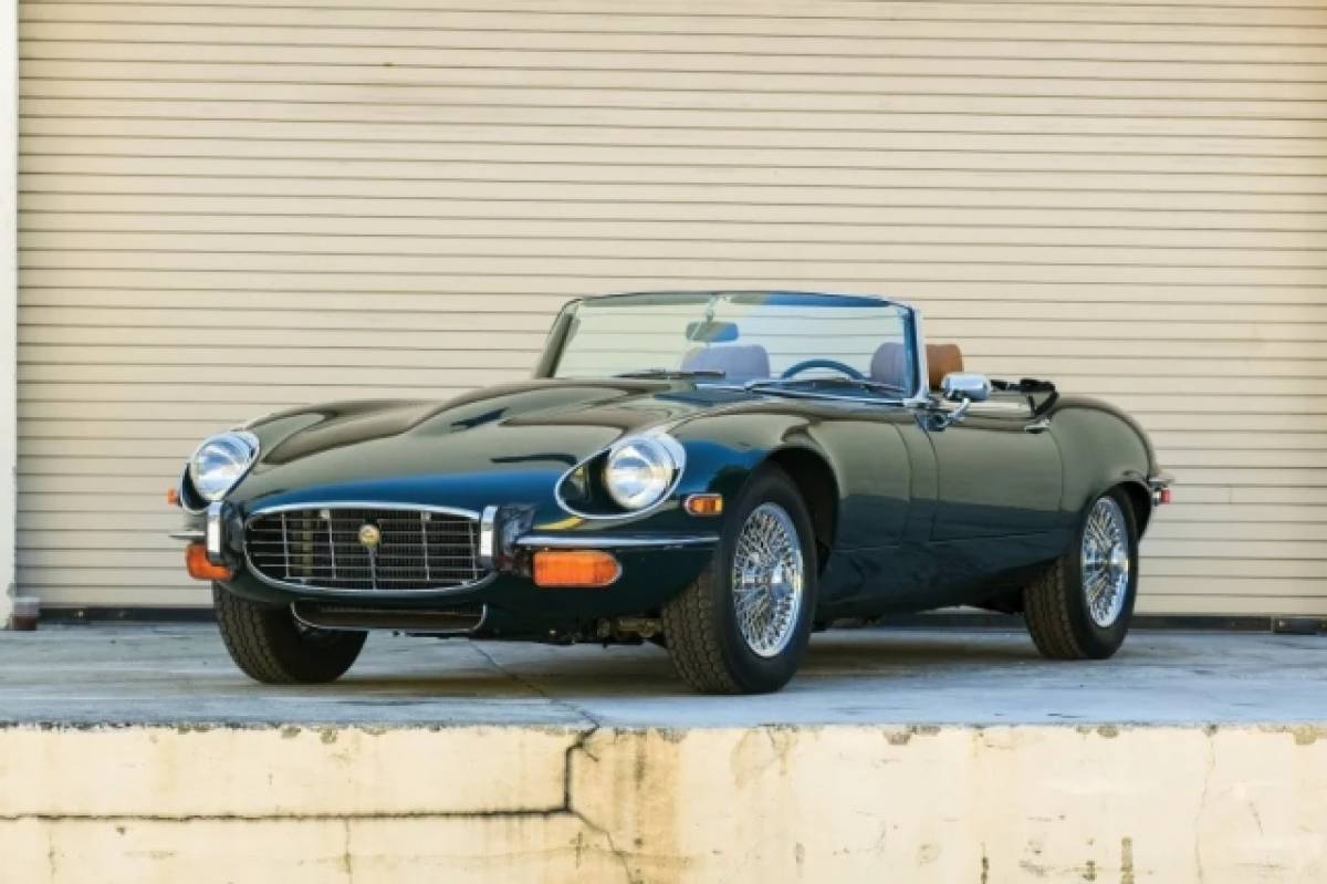 Ένα εμβληματικό 1973 Jaguar E-Type Series 3 στο υπέροχο χρώμα British Racing Green