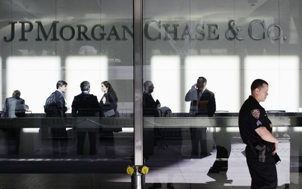 Σε 3000 επιπλέον απολύσεις προχωρά η JP Morgan