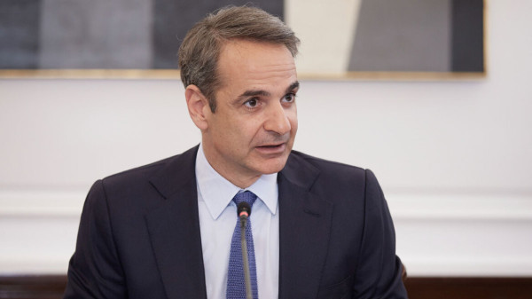 Τεκνοθεσία από ομόφυλα ζευγάρια «μόνο με υιοθεσία», αποφάσισε ο Μητσοτάκης