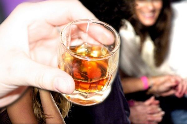 Δεν πνίγουν τον...πόνο τους στο ποτό οι Έλληνες