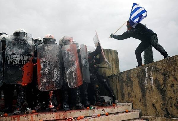 Επεισόδια, τραυματισμοί και χημικά γύρω από τη Βουλή (εικόνες)