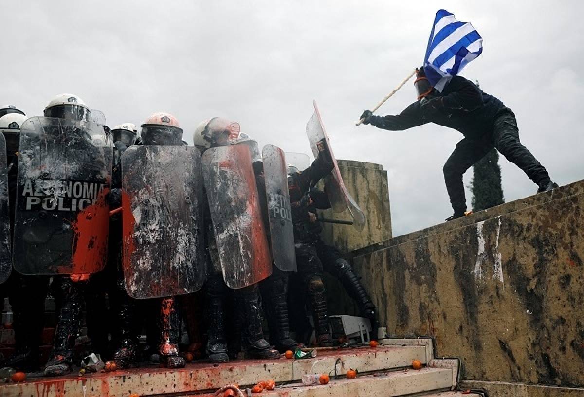Επεισόδια, τραυματισμοί και χημικά γύρω από τη Βουλή (εικόνες)