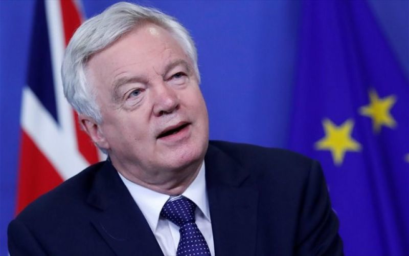 Ντέιβις: Μένω «έκπληκτος» από τις δηλώσεις Μπαρνιέ