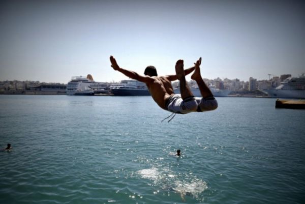 Έτσι κάνουν βουτιές στο λιμάνι του Πειραιά οι πρόσφυγες (photo)