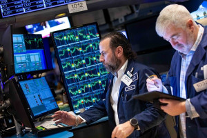 Έντονη μεταβλητότητα στη Wall Street μετά τον «πάγο» της Fed