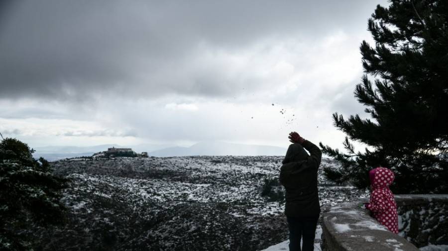 «Ζηνοβία»: Χιόνι στο κέντρο της Αθήνας και στον Πειραιά (video)