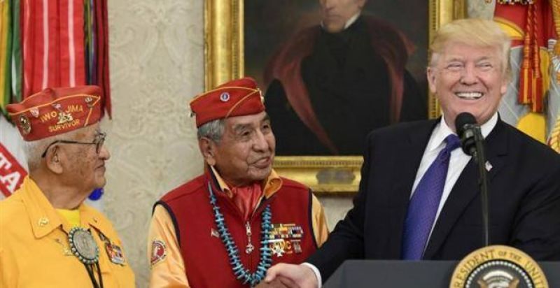 Ο Τραμπ αποκαλεί βουλευτή των Δημοκρατικών «Ποκαχόντας» και ξεσηκώνει αντιδράσεις