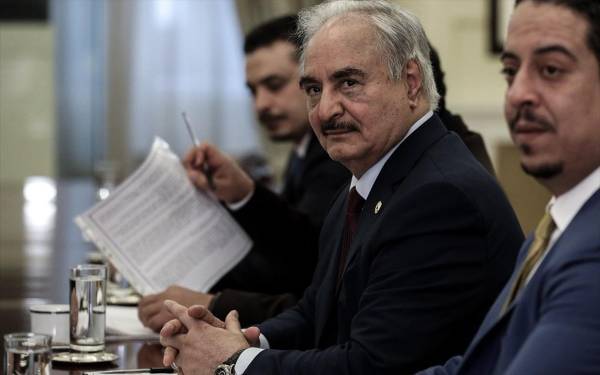 Αιφνίδια συνάντηση Μέρκελ- Χάφταρ στο Βερολίνο