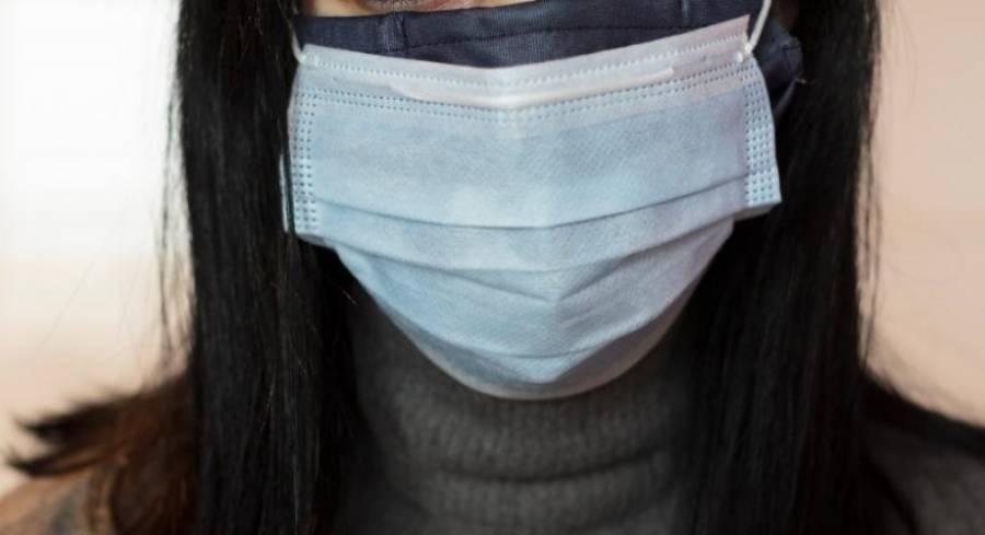 Οι μεταλλάξεις του κορονοϊού φέρνουν στο προσκήνιο τη διπλή μάσκα