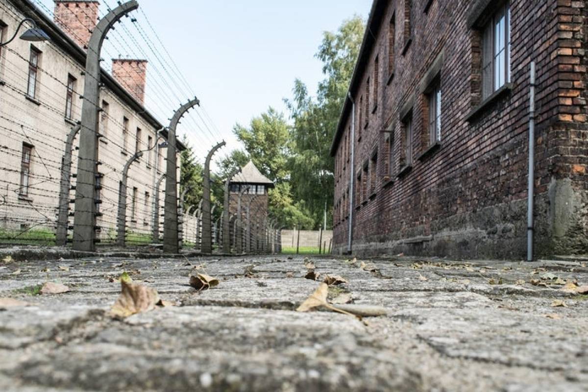 DW: Ο αγώνας κατά των αρνητών του Ολοκαυτώματος
