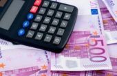 Έως και τρία χρόνια καθυστερεί το Δημόσιο να επιστρέψει το ΦΠΑ