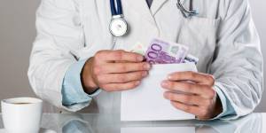 Κατερίνη: Φυλάκιση 10 μηνών σε γιατρό για «φακελάκι»