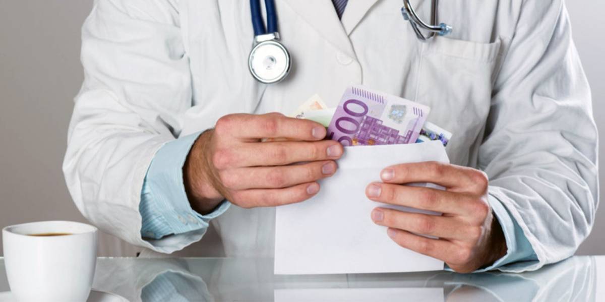 Κατερίνη: Φυλάκιση 10 μηνών σε γιατρό για «φακελάκι»
