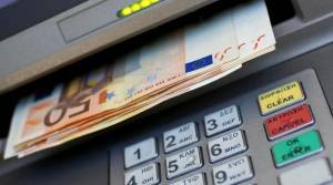 Από αυξήσεις σε... μειώσεις χρεώσεων προχωρούν οι τράπεζες