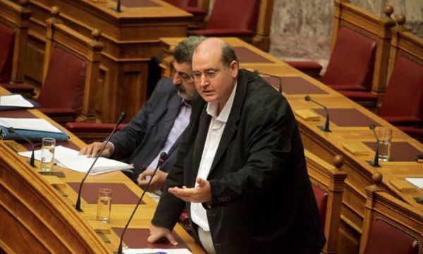 Με επίθεση του ΣΥΡΙΖΑ στο ΠΑΣΟΚ απλώνεται «ασπίδα» στο έργο Φίλη