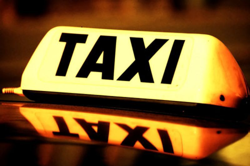 TAXI: Το "όπισθεν ολοταχώς" του Χατζηδάκη, η θέση του Χρυσοχοΐδη και η αναμονή των Αυτοκινητιστών