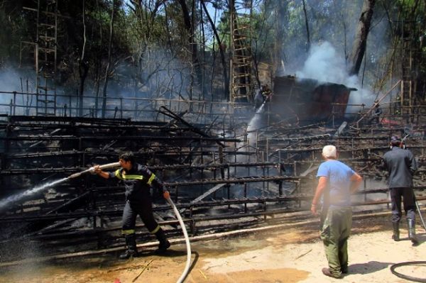 Χαλάνδρι: Κάηκε ολοσχερώς το θέατρο Ρεματιάς-Σε εμπρησμό οφείλεται η φωτιά