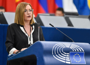 Άλευρα εντόμων σε τρόφιμα: Τι απάντησε η Κυριακίδου στη Σπυράκη