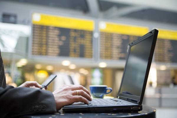 Στα ακριβά laptop το ρίχνουν οι Έλληνες