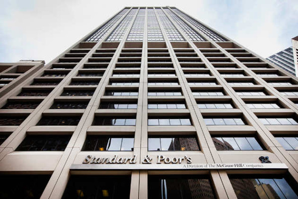 S&amp;P: Παράδειγμα προς μίμηση η Ελλάδα στη μείωση του χρέους
