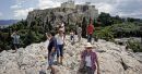 Bloomberg: Ο τουρισμός θα συνεχίσει να τονώνει την ελληνική οικονομία