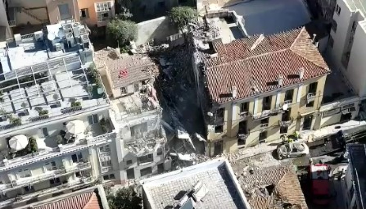 Αγωνία μετά την έκρηξη στην Πλάκα: Πληροφορίες για πέντε αγνοούμενους στο κτίριο που κατέρρευσε