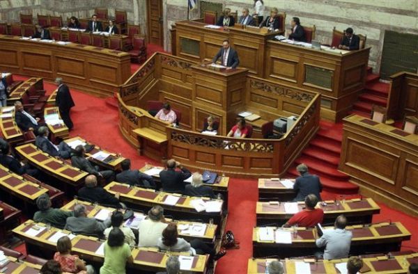 Με 153 πέρασε το Μνημόνιο III - Διαγραφές 7 βουλευτών σε ΠΑΣΟΚ και ΝΔ - Σαμαράς: "Η Ελλάδα έκανε ένα μεγάλο βήμα"