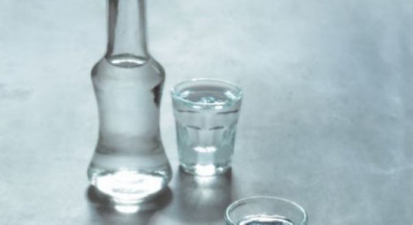 Το λαθρεμπόριο χύμα τσίπουρου εξαφανίζει τους μικρομεσαίους παραγωγούς