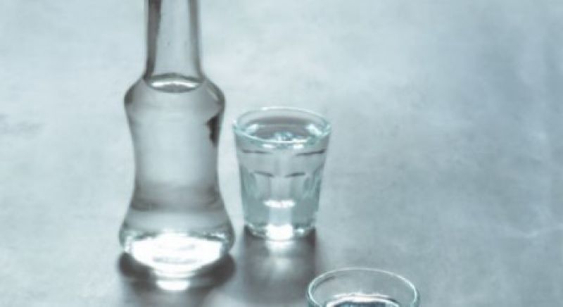 Το λαθρεμπόριο χύμα τσίπουρου εξαφανίζει τους μικρομεσαίους παραγωγούς
