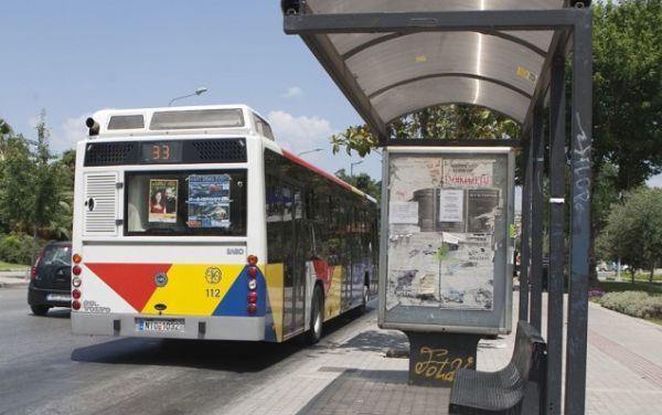 Μεταμόρφωση: Αυτοκίνητο έπεσε σε στάση λεωφορείου- Ένας νεκρός
