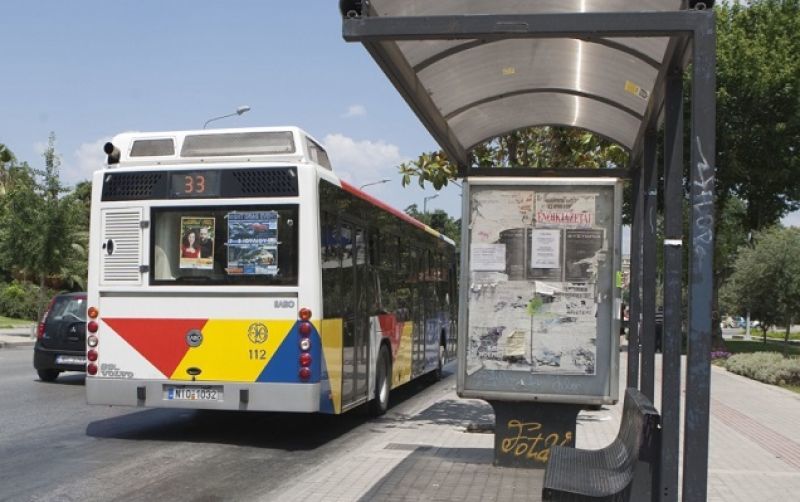 Μεταμόρφωση: Αυτοκίνητο έπεσε σε στάση λεωφορείου- Ένας νεκρός