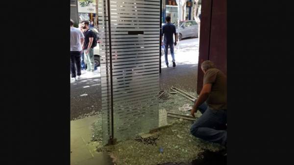 Επίθεση με βαριοπούλες στην Ελληνοαμερικανική Ένωση