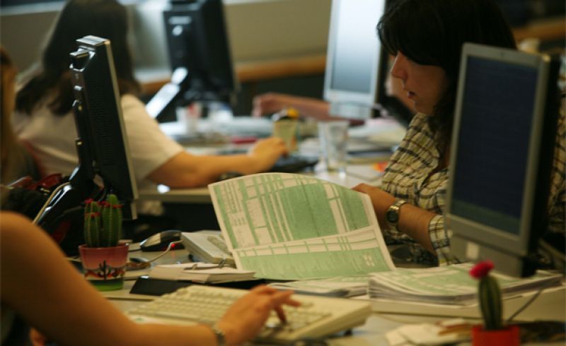 Με "ρυθμούς χελώνας" η υποβολή φορολογικών δηλώσεων- Ανησυχία στο ΥΠΟΙΚ