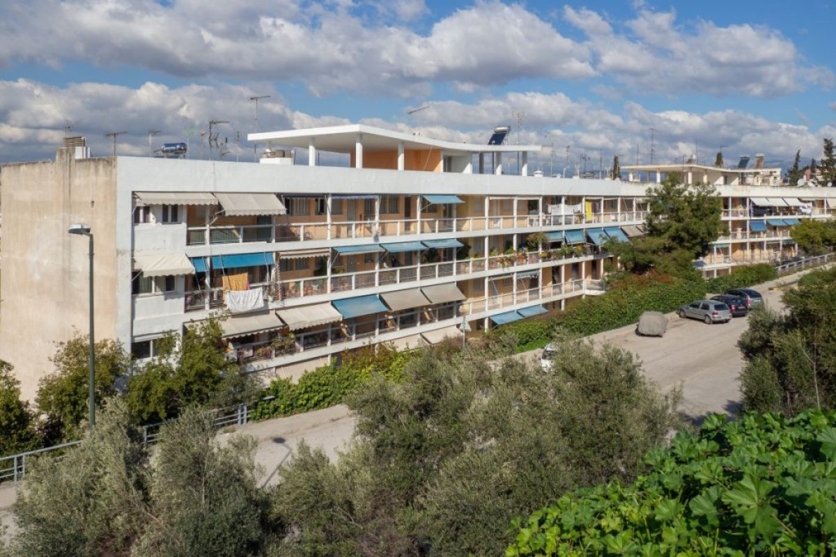 Κοινωνική Κατοικία: Σχέδιο για 2.300 νέα διαμερίσματα – Αξιοποίηση δημόσιων ακινήτων και ανενεργών στρατοπέδων