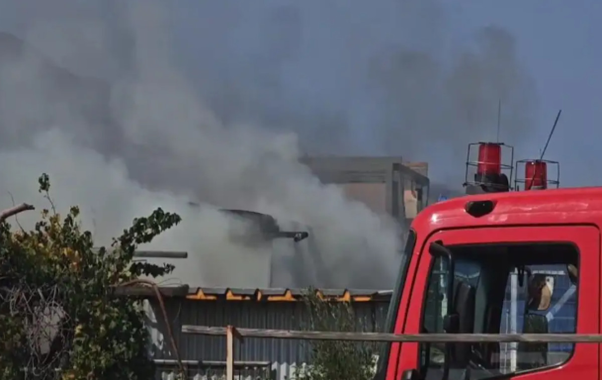 Υπό έλεγχο η πυρκαγιά στο Μενίδι - Συνεχίζει να επιχειρεί η Πυροσβεστική