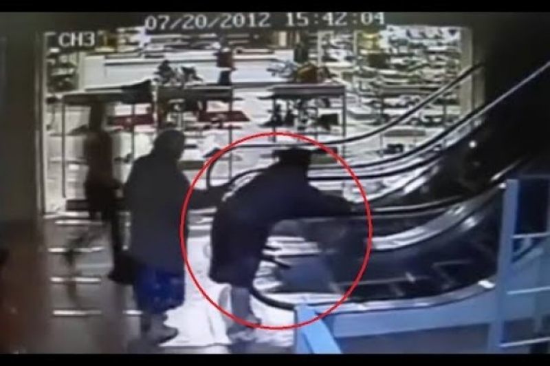 Γιαγιά vs κυλιόμενες σκάλες: Δείτε τι έγινε! (βίντεο)